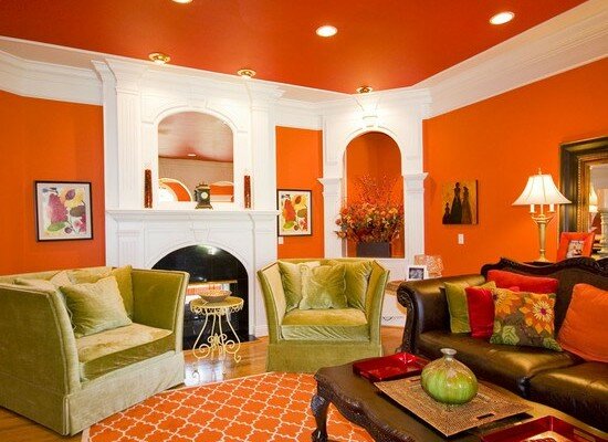 Яркая оранжевая гостиная с белыми элементами декора